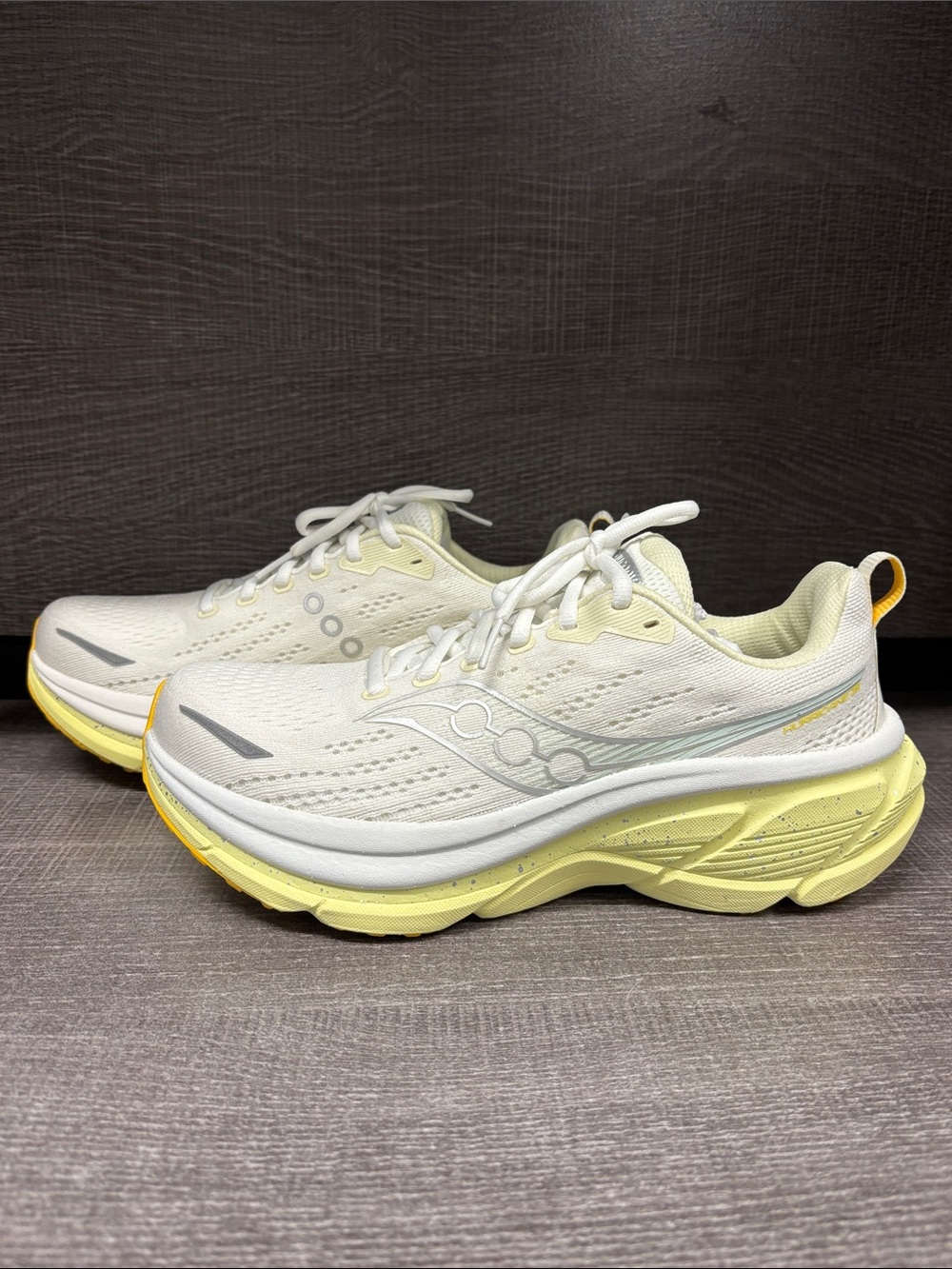 Women's Saucony Hurricane 25 Running & Training Shoes (Ivory/Tender) - Size 8.5